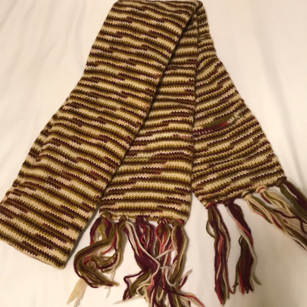 Long scarf with pockets